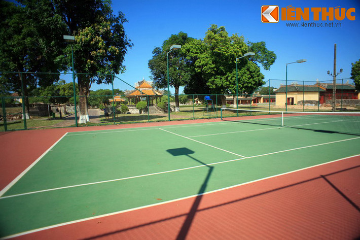 Điều này chỉ trở nên dễ hiểu khi biết rằng, chủ nhân của sân tennis này chính là Bảo Đại - ông vua nổi tiếng với lối sống "kiểu Tây" của nhà Nguyễn.