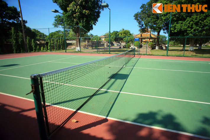 Không chỉ tham quan, du khách đến Hoàng thành Huế còn có thể trực tiếp tham gia các ván đấu trên sân tennis có lịch sử đặc biệt này.