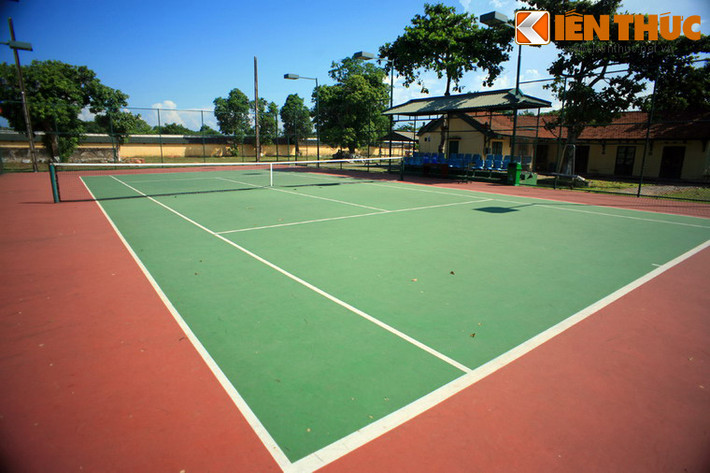 Tương truyền, vị vua cuối cùng của nhà Nguyễn là người chịu ảnh hưởng sâu sắc của văn hóa châu Âu. Ông là người mê thể thao, chơi giỏi nhiều bộ môn như chèo thuyền, quần vợt, đánh golf, bắn súng...