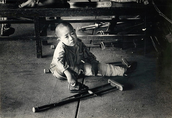 Ngày 17/4/1973, một em bé mồ côi bị bại liệt ngồi buồn bã trên nền nhà tại Phù Mỹ, Bình Định. Chính quyền miền Nam đã không làm được gì nhiều để cải thiện cuộc sống của các em nhỏ bệnh tật.