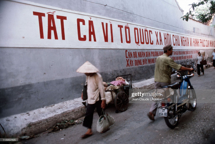 Trên phố Hàng Giầy, phía ngoài đền Bạch Mã, khu phố cổ Hà Nội.