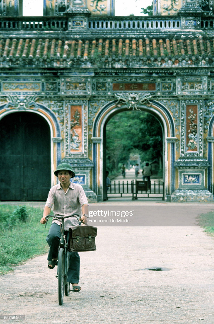Bên ngoài cửa Hiển Nhơn của Hoàng thành Huế.