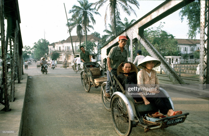 Những chiếc xích lô chở khách trên cầu Trường Tiền, Cố đô Huế năm 1989. Ảnh: Francoise De Mulder / Getty Images.