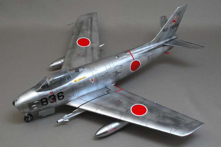 Một trong hai chiếc máy bay phản lực F-86 Sabre của Nhật do Đại úy Kuma cầm lái, chiếc còn lại được điều khiển bởi học sinh của ông, Trung sĩ Ichikawa, người chỉ mới có vài giờ trải nghiệm bay.