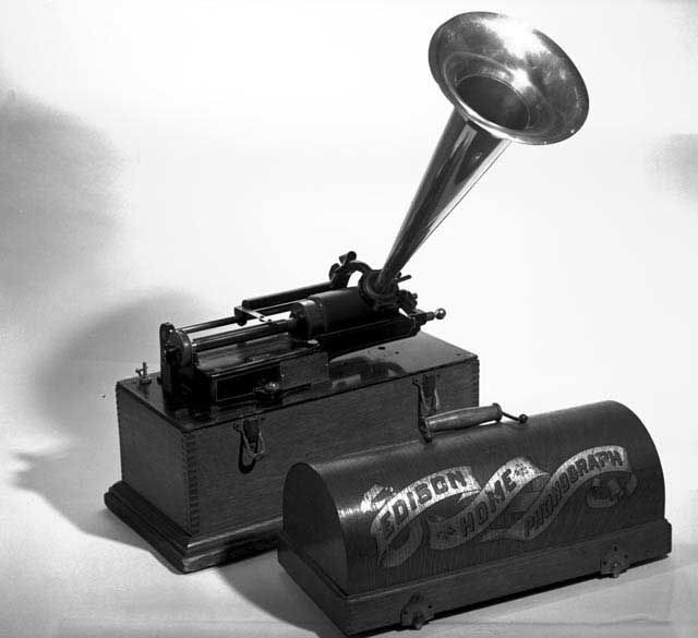 Vào ngày 21/11/1877, nhà phát minh người Mỹ Thomas Edison tuyên bố rằng mình đã chế tạo ra máy quay đĩa, một thiết bị dùng để ghi và phát lại âm thanh. Đây được coi là sáng chế vĩ đại đầu tiên của ông.