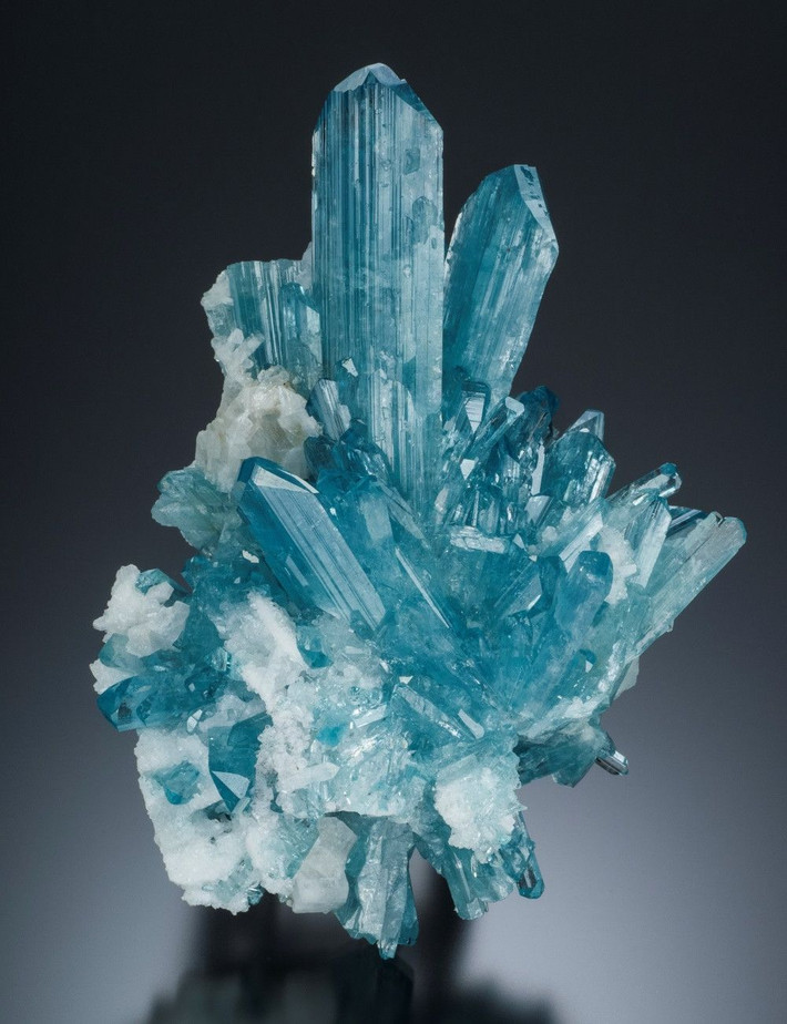 Euclase là một hiđrôxit silicat nhôm beri, thường hình thành những tinh thể lăng trụ có khía dọc màu xanh lam, xanh lục, trắng hoặc trong suốt.