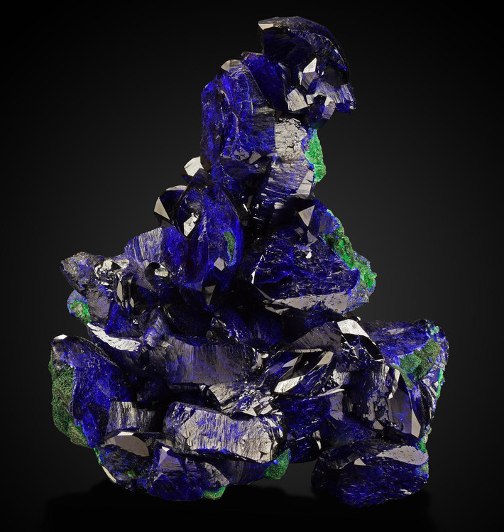 Azurite là cacbonat đồng ngậm nước có màu lam đậm đặc trưng, thường xuất hiện cùng malachite xanh lục ở các mạch nhiệt dịch.