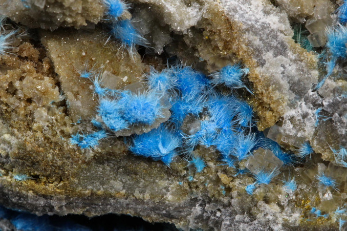 Cyanotrichite là một loại sunfat đồng nhôm nhậm nước. Tên khoáng vật này theo tiếng Hy Lạp có nghĩa là "tóc xanh lam", vì nó có những cụm tinh thể mảnh, màu lam.