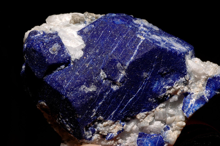 Lazurite là một sunfat aluminosilicat canxi, natri màu lam đậm. Khoáng vật này là thành phần chủ yếu trong các loại đá lapis lazuli hay ngọc lưu ly, một trong những loại đá quý phổ biến nhất thế giới.