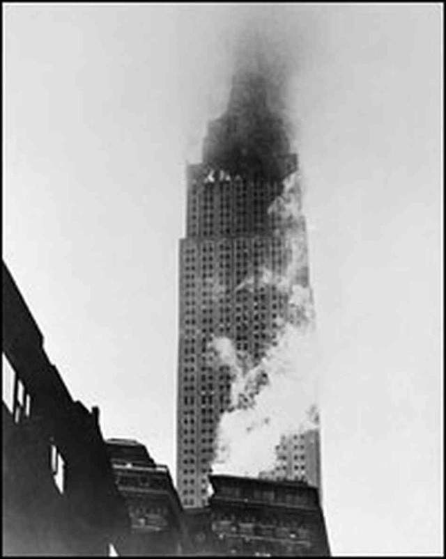 Toàn cảnh hiện trường vụ máy bay ném bom đâm tòa nhà Empire State ở thành phố New York, 27/8/1945. Tòa nhà biểu tượng của thành phố bị bao trùm trong khói sau vụ tai nạn kinh hoàng.