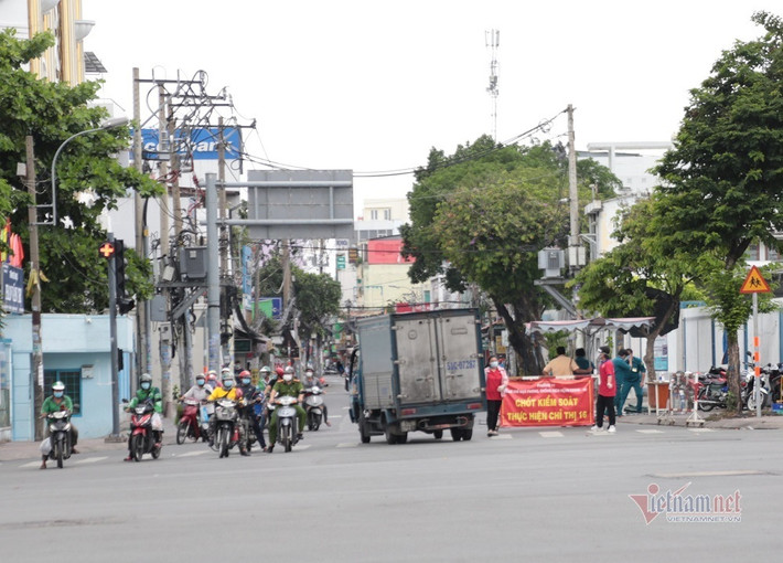 Lực lượng chức năng kiểm soát linh hoạt hơn so với thời điểm những ngày đầu thực hiện Giãn cách xã hội theo Chỉ thị 16.
