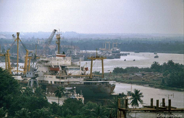 Từ sân thượng của khách sạn Caravelle nhìn về hướng Đông Bắc, 1991. Lúc này cảng Ba Son còn hoạt động, tòa nhà chọc trời Landmark 81 xưa xuất hiện, các khu dân cư bên bờ sông Sài Gòn ở bán đảo Thủ Thiêm chưa được giải tỏa.
