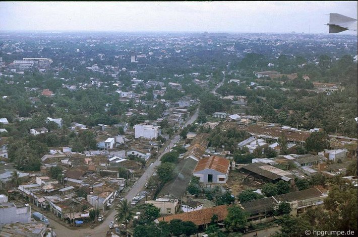 Khung cảnh nhìn từ máy bay ngay trước khi hạ cánh xuống sân bay Tân Sơn Nhất, TP Hồ Chí Minh năm 1991. Dễ nhận thấy, khu vực quanh sân bay Tân Sơn Nhất 20 năm trước còn nhiều cây xanh, nhà cửa thưa thớt và "lụp xụp" hơn nhiều so với hiện tại.