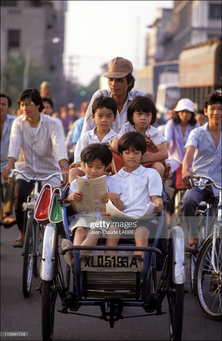 Trẻ em tiểu học đến trường bằng xích lô, năm 1991.