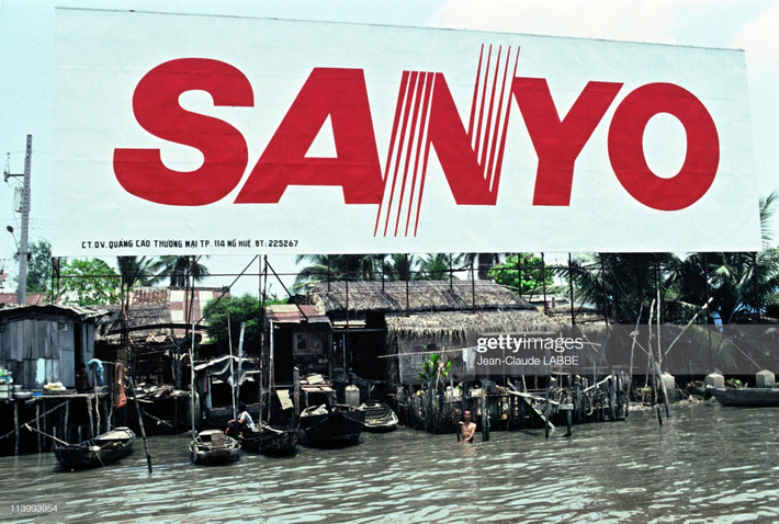 Pa-nô quảng cáo của hãng Sanyo được đặt bên bán đảo Thủ Thiêm, năm 1994.