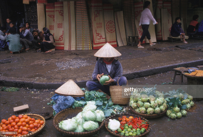 Quầy bán rau quả bên lề phố Hàng Chiếu, khu phố cổ Hà Nội.