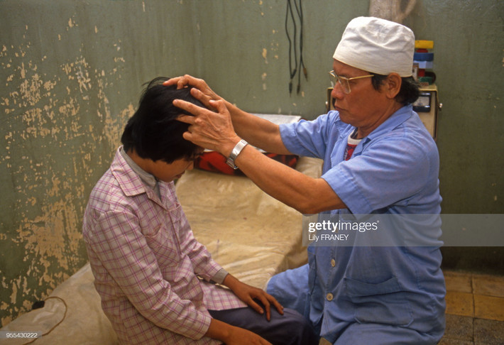 Một bác sĩ thăm khám cho bệnh nhân ở Bệnh viện Saint-Paul.