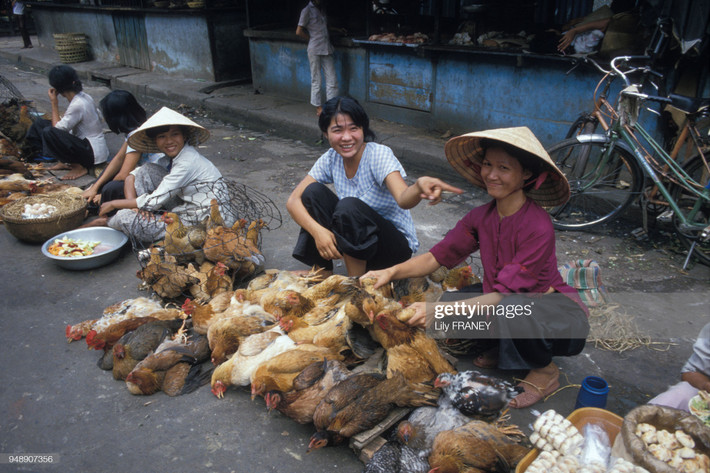 Những người bán gà ở chợ.