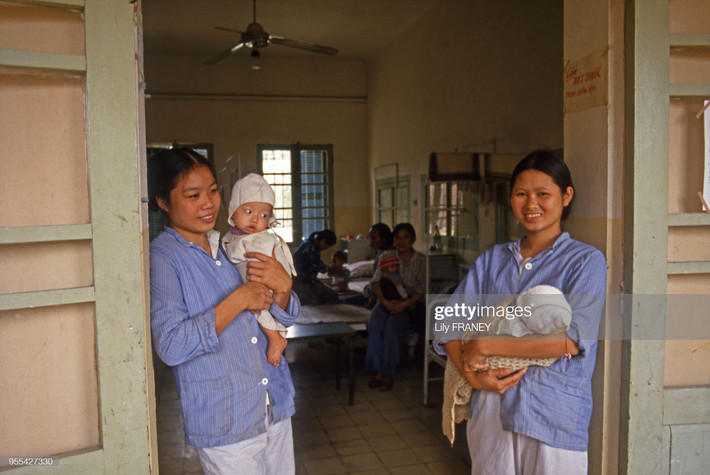 Các bà mẹ và trẻ em tại khoa Sản, Bệnh viện Saint-Paul, 1987.