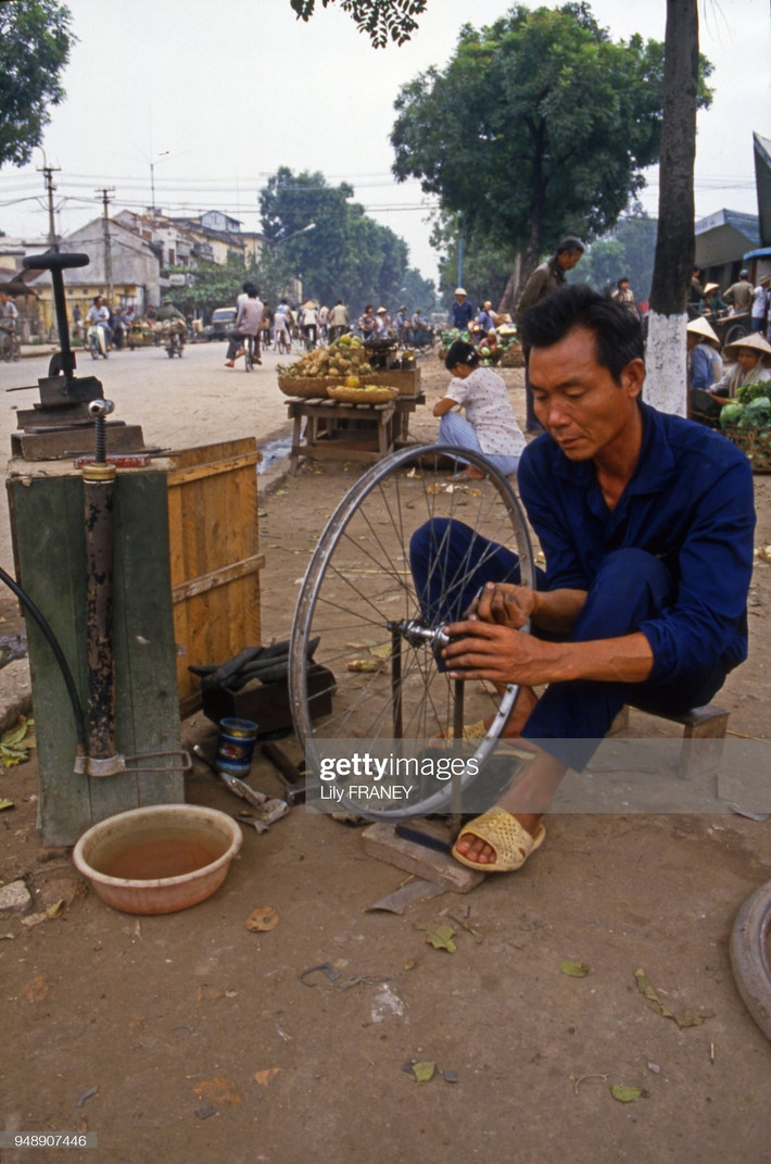 Sửa xe đạp, nghề thịnh hành ở Hà Nội một thời.