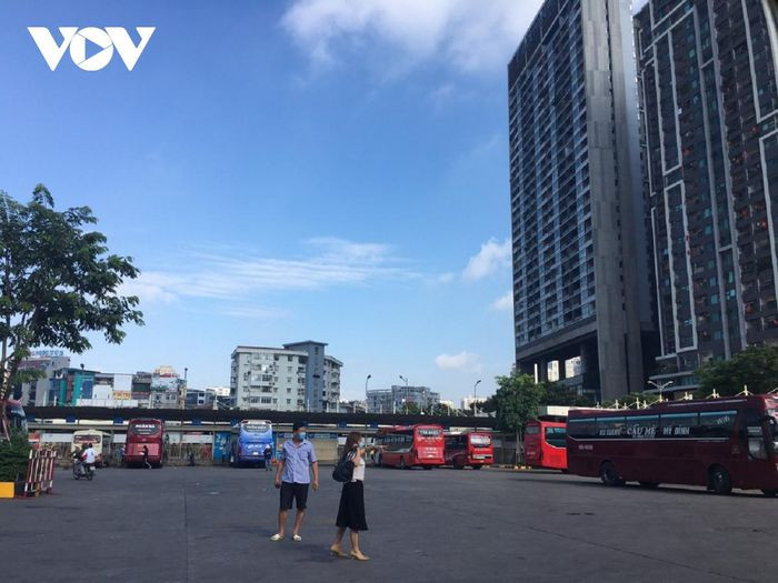 Anh Nguyễn Quyến, lái xe Thanh Sơn – Phú Thọ chia sẻ: "Lượng khách vắng lắm, chỉ có 1-2 người xuống bến, lượng người về nhiều nhất cũng chỉ 4-5 người".