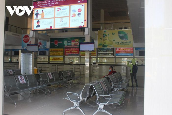 Các dãy ghế chờ dành cho khách tới mua vé trống trơn, vắng bóng người.