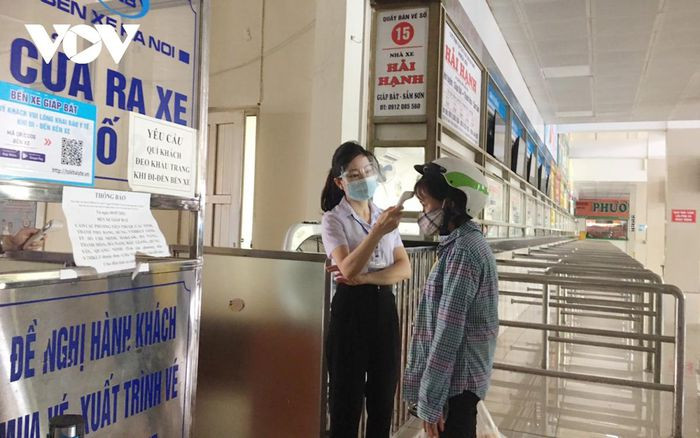 Số lượng nhân viên làm việc tại bến xe cũng cắt giảm luân phiên và công tác phòng, chống dịch Covid-19 vẫn luôn được đảm bảo, tuân thủ đầy đủ quy định theo hướng dẫn của Bộ Y tế và UBND TP. Hà Nội.