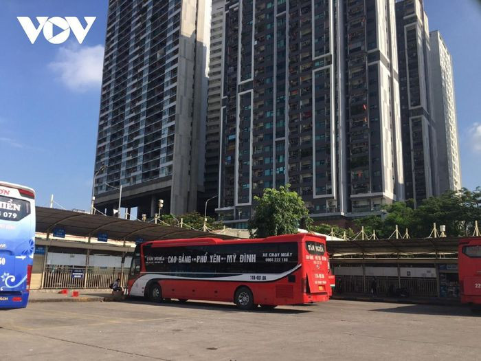 Rất đông xe ôm Văn Minh tại bến xe chịu cảnh ngồi mòn mỏi chờ khách.