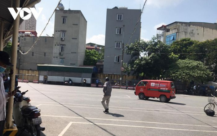 Bến xe Nước Ngầm cũng không nằm ngoài sự ảnh hưởng của tình trạng thưa xe, vắng khách này, bởi đây là bến xe tập trung chủ yếu là các tuyến xe miền Trung và Nam, cũng là các tỉnh đang là đỉnh dịch Covid-19.