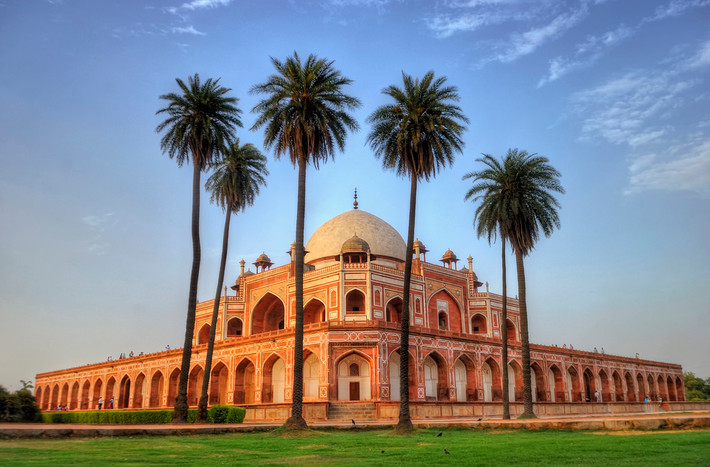 Toạ lạc tại Nizamuddin, phía Đông thành phố Dehli, lăng mộ Humayun được coi là công trình kiểu mẫu của kiến trúc thời đại Mughal ở Ấn Độ.