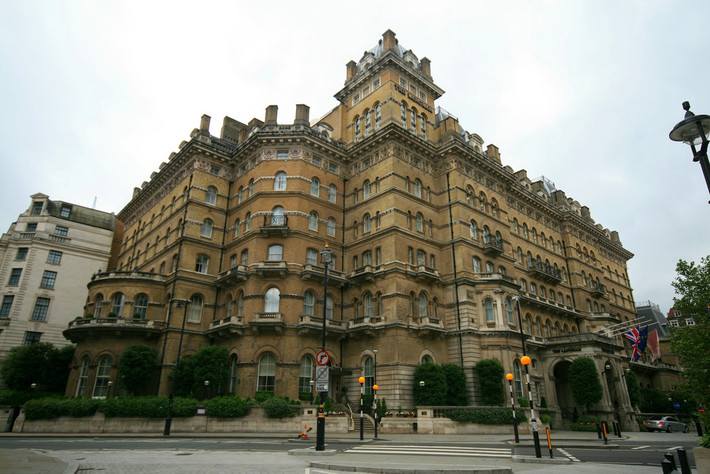 Nằm ở quận Marylebone của thành phố London, khách sạn Langham có từ 150 năm trước, là một khách sạn cao cấp, từng là nơi trú chân của những nhân vật nổi tiếng thế giới như Oscar Wilde hay Mark Twain.