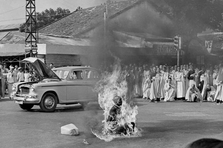 Cảnh tự thiêu của Hòa thượng Thích Quảng Đức năm 1963 do Malcolm W. Browne ghi lại đã trở thành một trong những khoảnh khắc ám ảnh nhất lịch sử nhân loại. Bức ảnh giành giải Ảnh Báo chí Thế giới năm 1963 và được đánh giá là đã "làm đổi thay lịch sử".