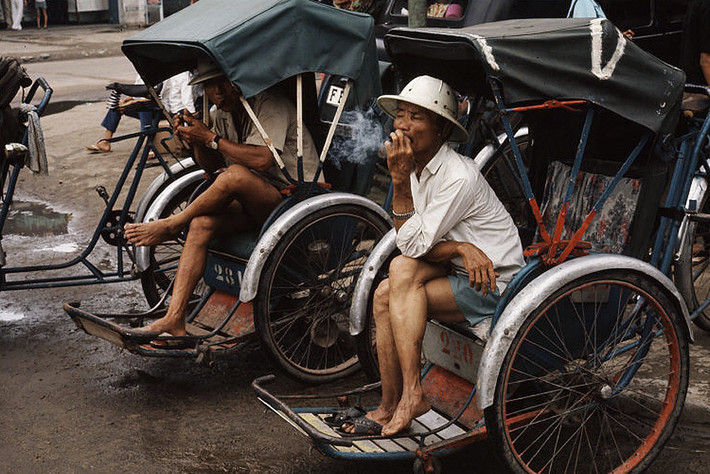 Những người lái xích lô trên đường phố Huế năm 1972.