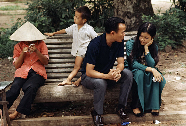Trên một ghế đá ở Thảo Cầm Viên, 1972.