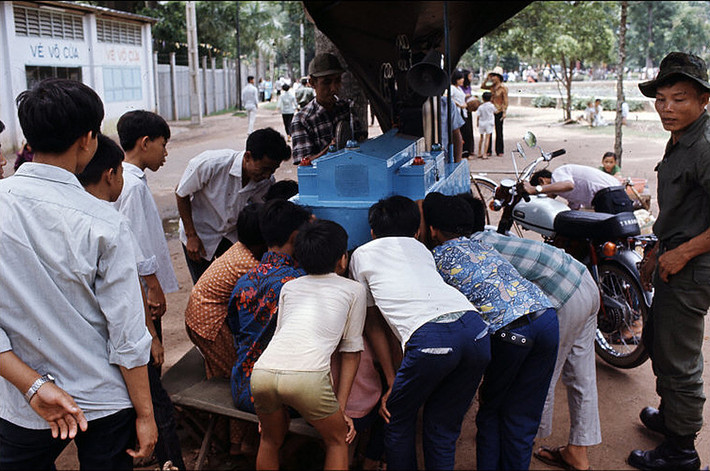 Trẻ em tụ tập xem chiếu phim dạo ở Thảo Cầm Viên Sài Gòn năm 1972.