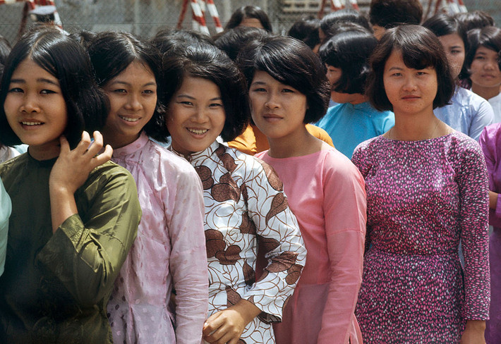 Các phụ nữ mặc áo dài ở Sài Gòn năm 1972.