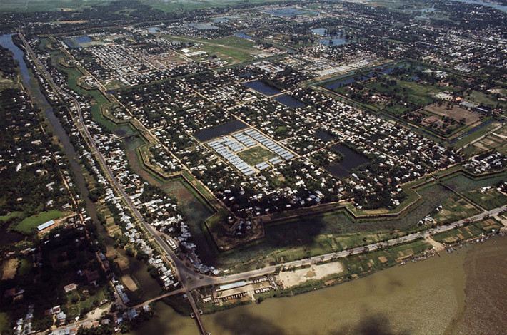 Góc Tây Nam Kinh thành Huế năm 1972 nhìn từ máy bay.