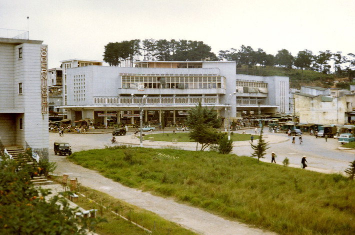 Mặt tiền chợ Đà Lạt năm 1969. Tiền thân của chợ Đà Lạt là một ngôi chợ bằng cây được xây dựng, lợp tôn gọi là "Chợ Cây" được dựng lên năm 1929 tại vị trí Rạp chiếu bóng 3 tháng 4 ở khu Hòa Bình hiện nay.