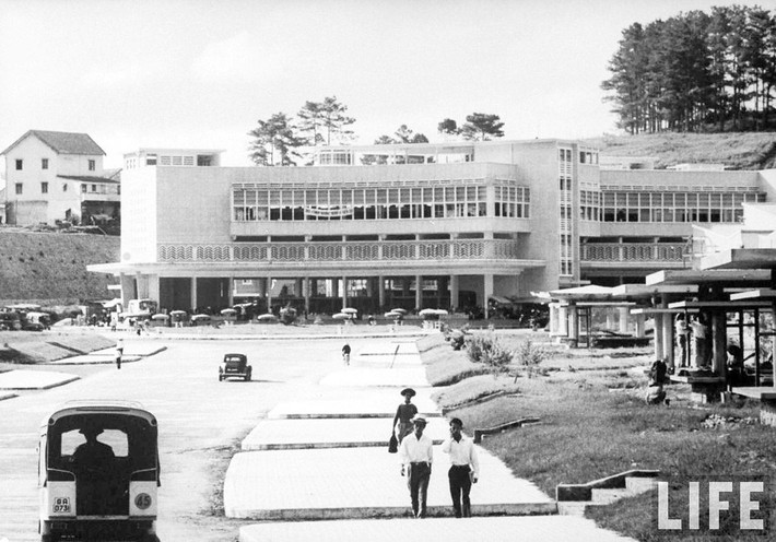 Chợ Đà Lạt trong bức ảnh của tạp chí Life năm 1961, thời điểm chợ mới được xây dựng. Chợ được khởi công xây dựng trên một vùng đất sình lầy, do kiến trúc sư Nguyễn Duy Đức thiết kế, nhà thầu Nguyễn Linh Chiểu thi công, hoàn thành vào năm 1960.