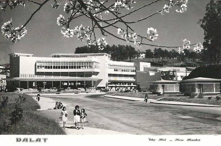 Chợ Đà Lạt trong một bưu thiếp thập niên 1960.