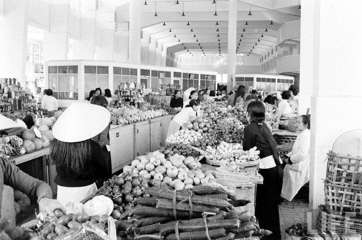 Bên trong chợ Đà Lạt năm 1961.