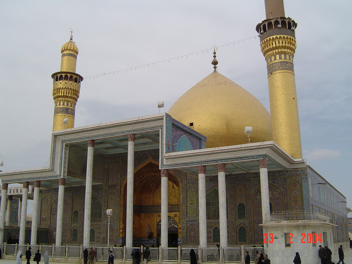 Mộ của Imam Husayn nằm trong tòa nhà ở chính giữa khuôn viên, nổi bật với mái vòm dát vàng, hai bên có hai tòa tháp cao vút.