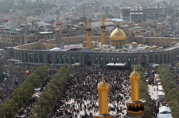 Khu lăng mộ Imam Husayn nằm trong một khuôn viên rộng hàng nghìn m2 với vòng tường bề thế làm bằng gỗ và phủ thủy tinh bao quanh. Bức tường này có 65 vòm cửa dẫn vào trong.