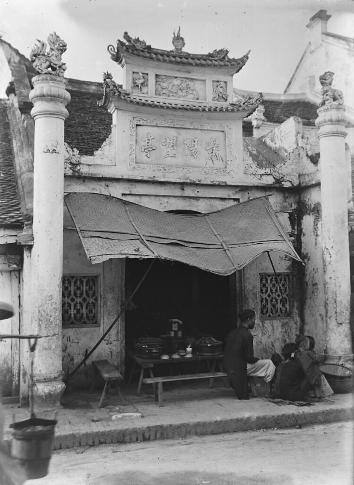 Bên ngoài một quán ăn ở khu phố cổ Hà Nội năm 1896.