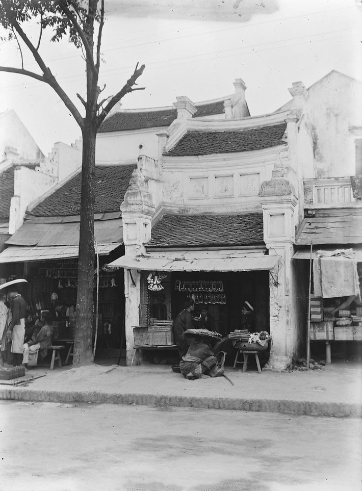 Bên ngoài một cửa hàng dép, guốc.