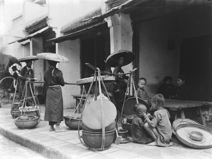 Các gánh quà vặt vỉa hè một góc phố Hà Nội 1896.