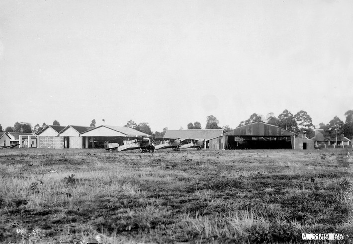 Khu nhà chứa máy bay ở sân bay Biên Hòa thập niên 1920.