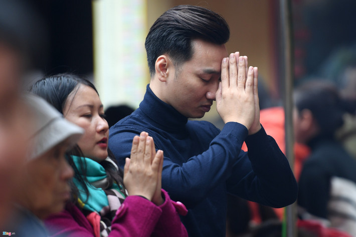 Nghệ sĩ hài Thành Trung cũng có mặt từ sớm trong buổi chiều thành tâm làm lễ.