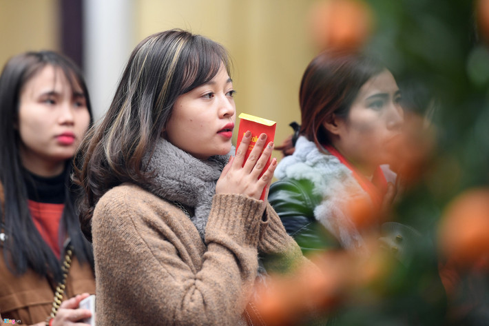 Những ngày đầu tháng Giêng, nhiều phật tử và du khách thập phương đổ về chùa Phúc Khánh (phường Thịnh Quang, Đống Đa, Hà Nội) để dự lễ, khoá sao, giải hạn cầu bình an trong năm mới.