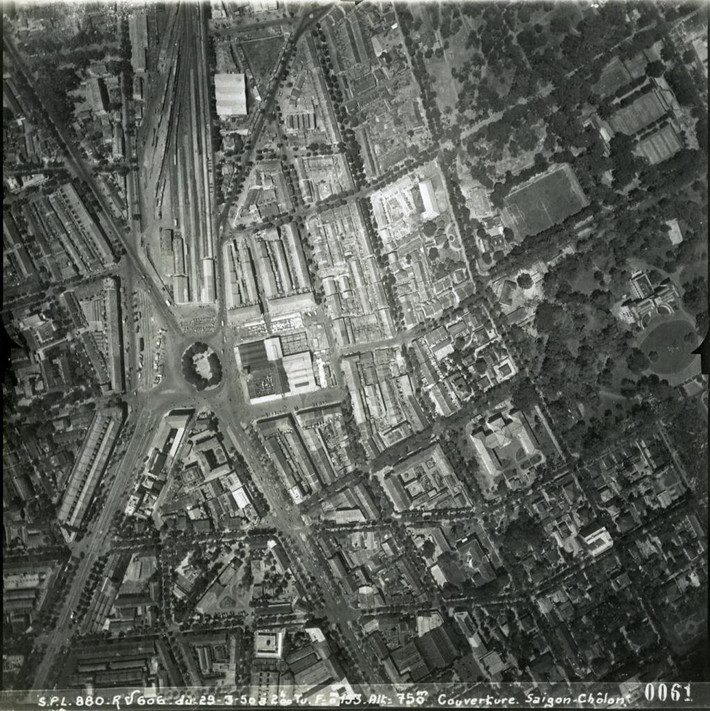 Ga Sài Gòn (góc trên, bên trái) nhìn từ máy bay, thập niên 1950. Ảnh tư liệu.